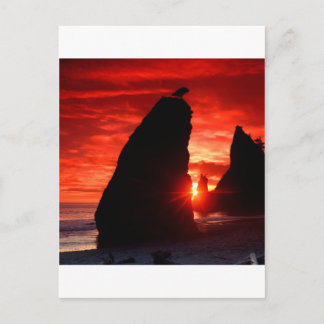 Cartão Postal Pilhas do mar sunset vermelho sanguíneo