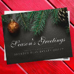 Cartão Postal Pine de Natal Cones | Saudações da estação<br><div class="desc">O logotipo da sua empresa pode ser adicionado aqui: http://www.zazzle.com/store/selectpartysupplies</div>