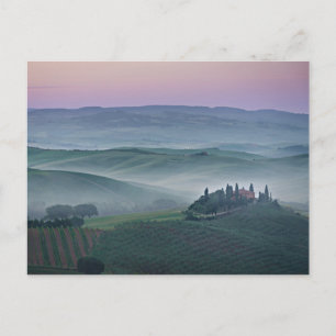 Cartão Postal Pink sunrise sobre a paisagem da Toscana
