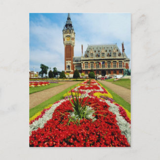 Cartão Postal Pink Town Hall, Calais, França, flores