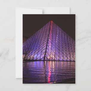 Cartão Postal Pirâmide do Louvre à Noite: Reflexões em Paris