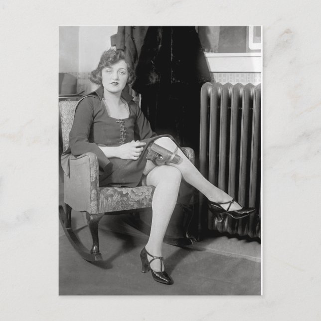 Cartão Postal Pistola escondida no jardim, 1922 (Frente)