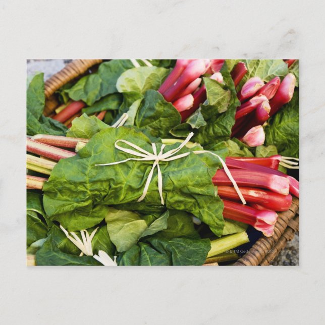 Cartão Postal Plano aproximado de maços de ruibarbo em cesto (Frente)