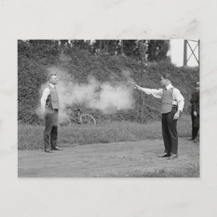 Cartão Postal Polícia Testa Colete à Prova de Balas, 1923