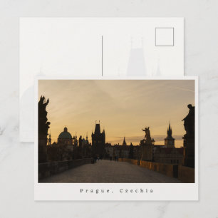 Cartão Postal Ponte Carlos de Praga ao nascer do sol, foto de vi