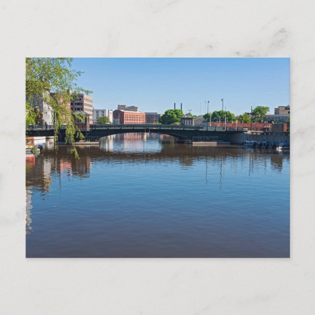 Cartão Postal ponte de rua estadual que atravessa o rio milwauke (Frente)