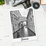 Cartão Postal Ponte Venice de Sighs preto branco com gondolier<br><div class="desc">Uma maravilhosa visão negra e branca de Veneza (Itália) e da Ponte das Orelhas. Neste cartão postal,  podem ver dois dos símbolos mais famosos de Venezia: um gondolier remando perto da icônica Ponte de Sighs,  ou Ponte dei Sospiri em italiano.</div>