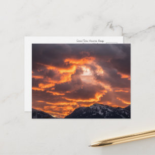 Cartão Postal Pôr do Sol Ardente Sobre as Montanhas