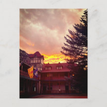 Pôr do sol ardente sobre o Redstone Inn 