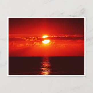 Cartão Postal Pôr do Sol Vermelho Brilhante sobre o Cartaz Oceân