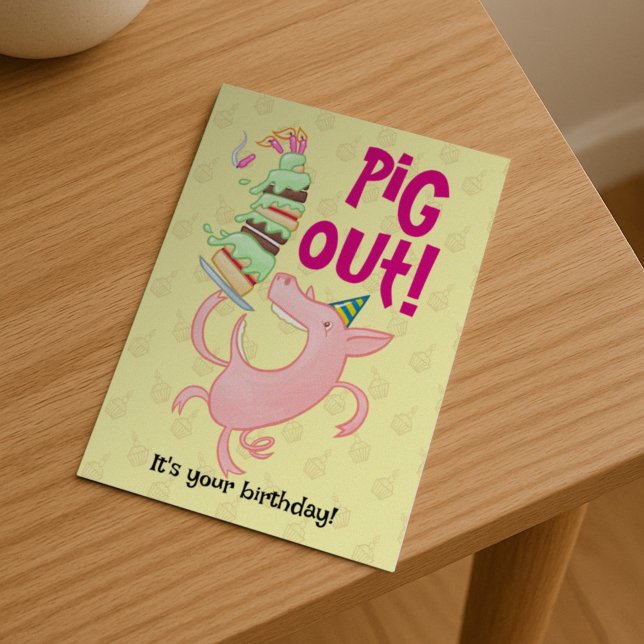 Cartão Postal Porco engraçado comendo bolo de aniversário Pig Ou (Criador carregado)