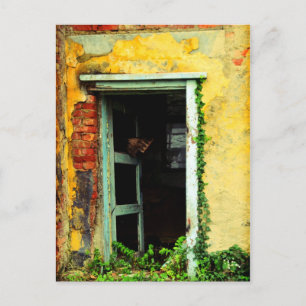 Cartão Postal Porta antiga em casa abandonada no aeroporto de Ba