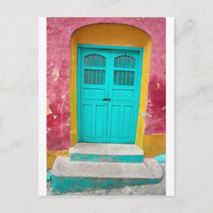 Cartão Postal Portas verdes que quintam a entrada de madeira