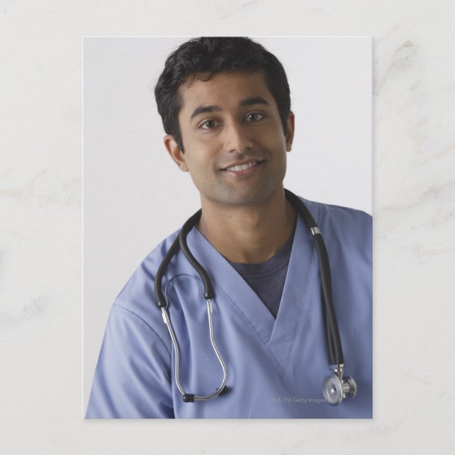 Cartão Postal Portrait of young male nurse, studio shot (Frente)