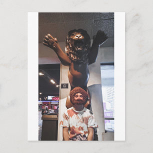 Cartão Postal Posando com Grande Estátua de Leão