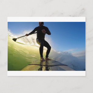 Cartão Postal Praticando stand up paddle em uma onda verde