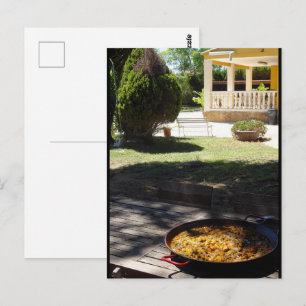 Cartão Postal Prato de Paella Descansando no Jardim