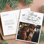 Cartão Postal Primeira Feliz de Natal e Foto de recém-Weds casad<br><div class="desc">Inscrição elegante e romântica em caligrafia suave com uma fotografia e um texto personalizado no verso. Para uma personalização mais avançada deste design,  clique no BOTÃO FERRAMENTA DESIGN AZUL acima!</div>