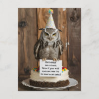 Próprio no bolo de aniversário segurando nota com