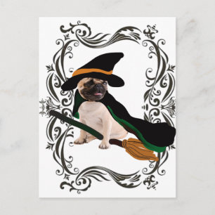 Cartão Postal pug de bruxa-bruxa voadora de halloween feliz