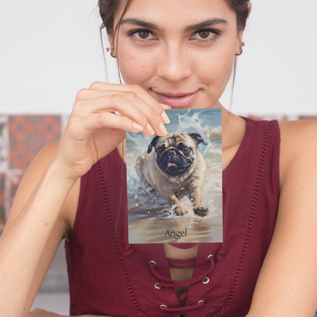 Cartão Postal Pug Feliz na Praia personalizável (Criador carregado)