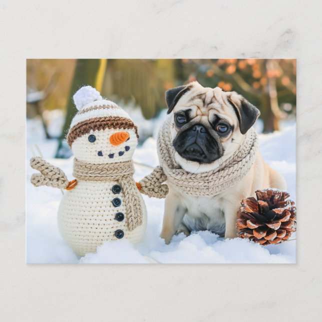 Cartão Postal Pug Sitting Next to Snowman in Winter (Frente)
