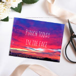 Cartão Postal Punch, hoje, cotação, azul-rosa quente<br><div class="desc">É o fim do dia e às vezes você só precisa acabar lutando! "Punch hoje na cara", porque qualquer coisa é possível quando você coloca sua mente nela. Inspire-se sempre que você envia este cartão de saudação dentro de vazio de fotografia de um espantoso nascer de sol de pinks, laranjas,...</div>