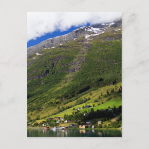 Cartão Postal Quaint Village pelo fiord, Noruega