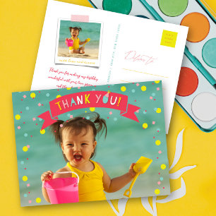 Cartão Postal Que Diversão Garota de Foto com Confetes Aniversár