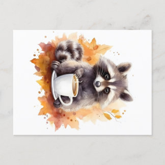 Cartão Postal Queda de frascos Raccoon com xícara de café