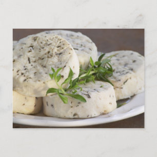 Cartão Postal Queijo de cabra francês - chevre - com ervas em um