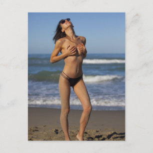 Cartão Postal ● Quente! ● foto da menina da praia do biquín
