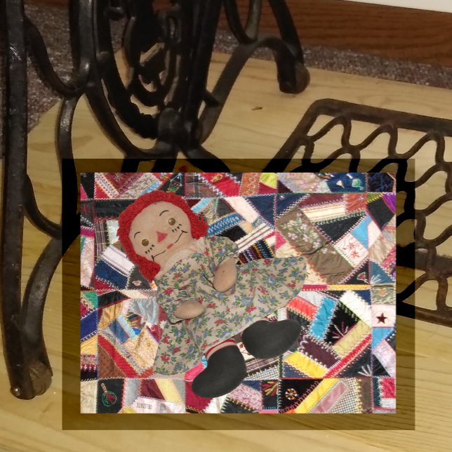 Cartão Postal Raggedy Doll on Antique Crazy Quilt (Criador carregado)