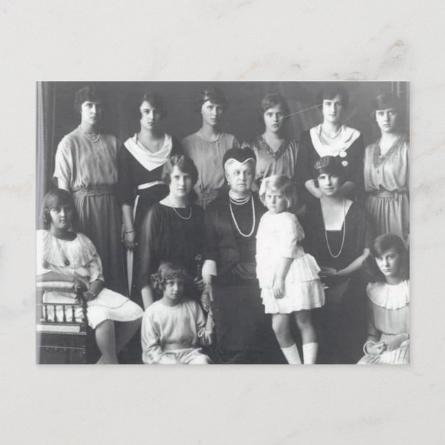 Cartão Postal Rainha Olga da Grécia com grandes filhas (Frente)