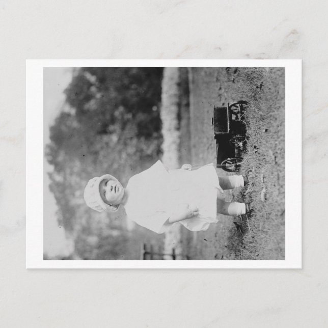 Cartão Postal Rapariga pequena com fotografia do vagão de brinqu (Frente)