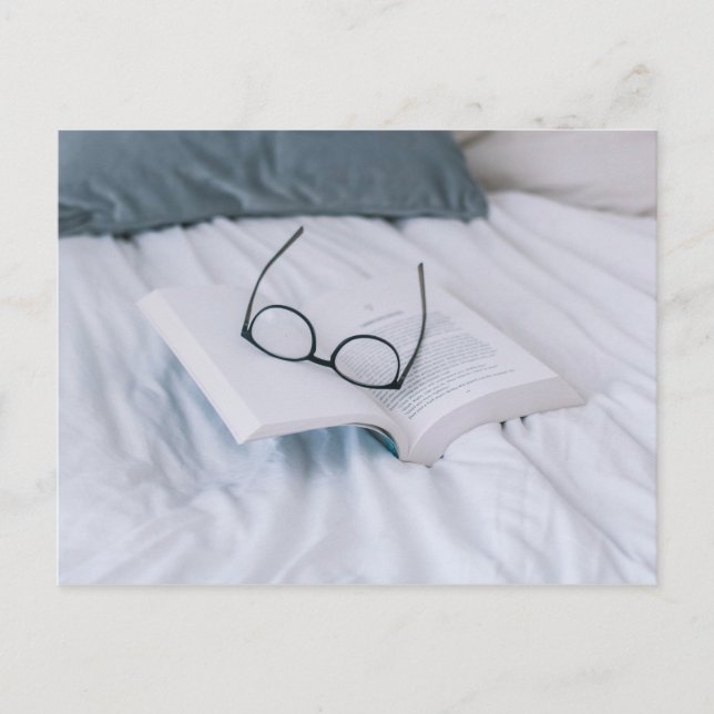 Cartão Postal reading in bed minimal white sheets literary (Frente)