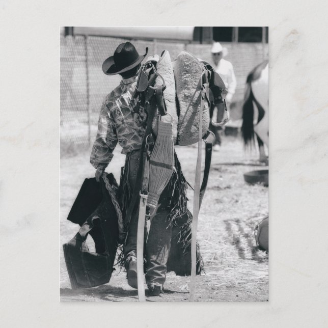 Cartão Postal Rear view of cowboy hauling gear (Frente)