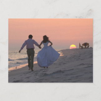 Cartão Postal Recém-casados Correndo em Direção ao Pôr do Sol, o