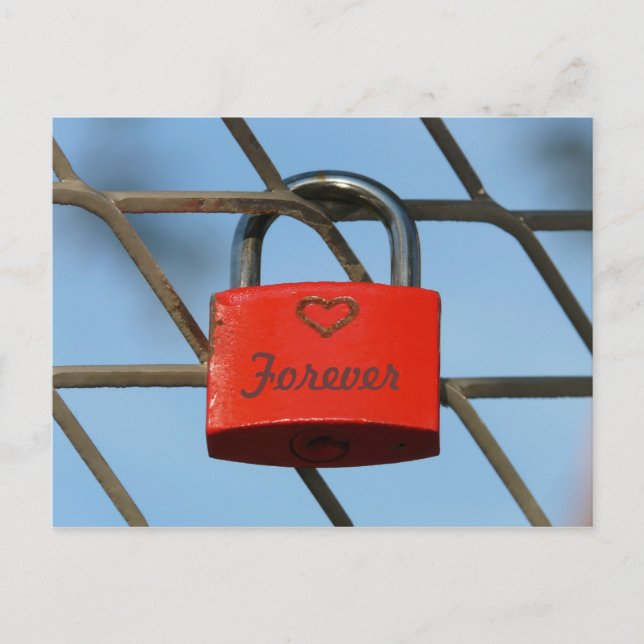 Cartão Postal Red Love Lock Padlockwith Heart on Fence (Frente)
