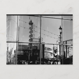 Cartão Postal Reflexão da janela de Sandcastle B/W