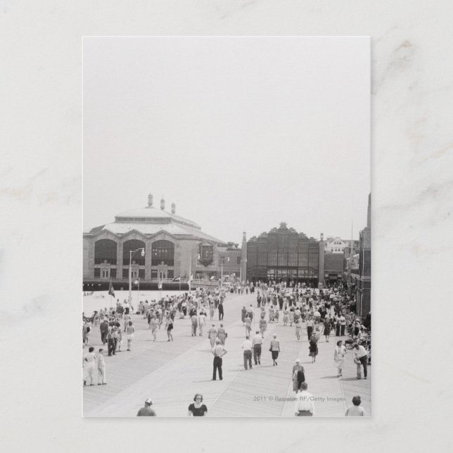 Cartão Postal Resort tourists on esplanade (Frente)