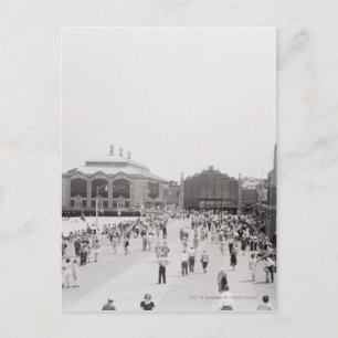 Cartão Postal Resort tourists on esplanade