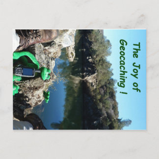 Cartão Postal Retirando-se a um rastro rochoso por um rio