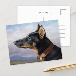 Cartão Postal Retrato de um Doberman | Carl Reichert<br><div class="desc">Dobermanns (1916) | O retrato de Carl Reichert eines Dobermanns é um retrato surpreendente de um bonito cão-mor doberman. A pintura mostra o perfil forte, nobre e elegante do cão com uma precisão notável, destacando sua elegância e comportamento digno. Colocada sobre um fundo suave e azul do céu, a trabalho...</div>