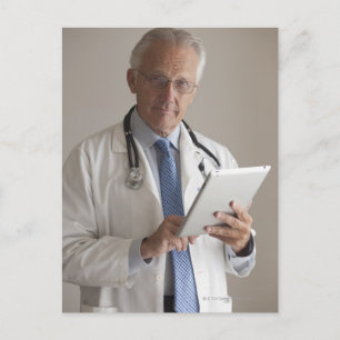 Cartão Postal Retrato de um médico segurando um