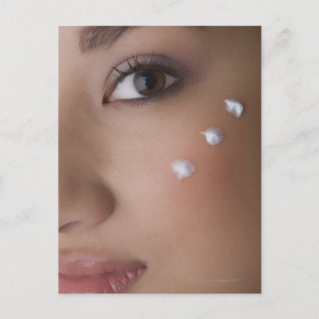 Cartão Postal Retrato de uma jovem com creme nela (Frente)