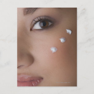 Cartão Postal Retrato de uma jovem com creme sobre ela