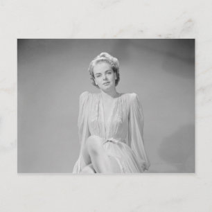 Cartão Postal Retrato Studio de jovem mulher de camisola