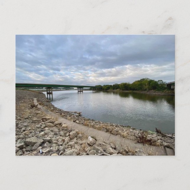 Cartão Postal Rio e ponte num dia nublado dizendo "Olá" (Frente)