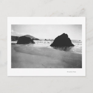 Cartão Postal Rochas ao longo da praia em Port Orford, Oregon